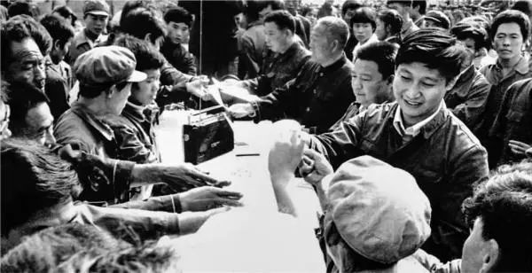 大街上摆桌子，习近平曾这样做调研