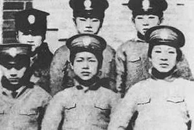1912年 周恩来就读于沈阳东关模范学校（前排中为周恩来）.jpg