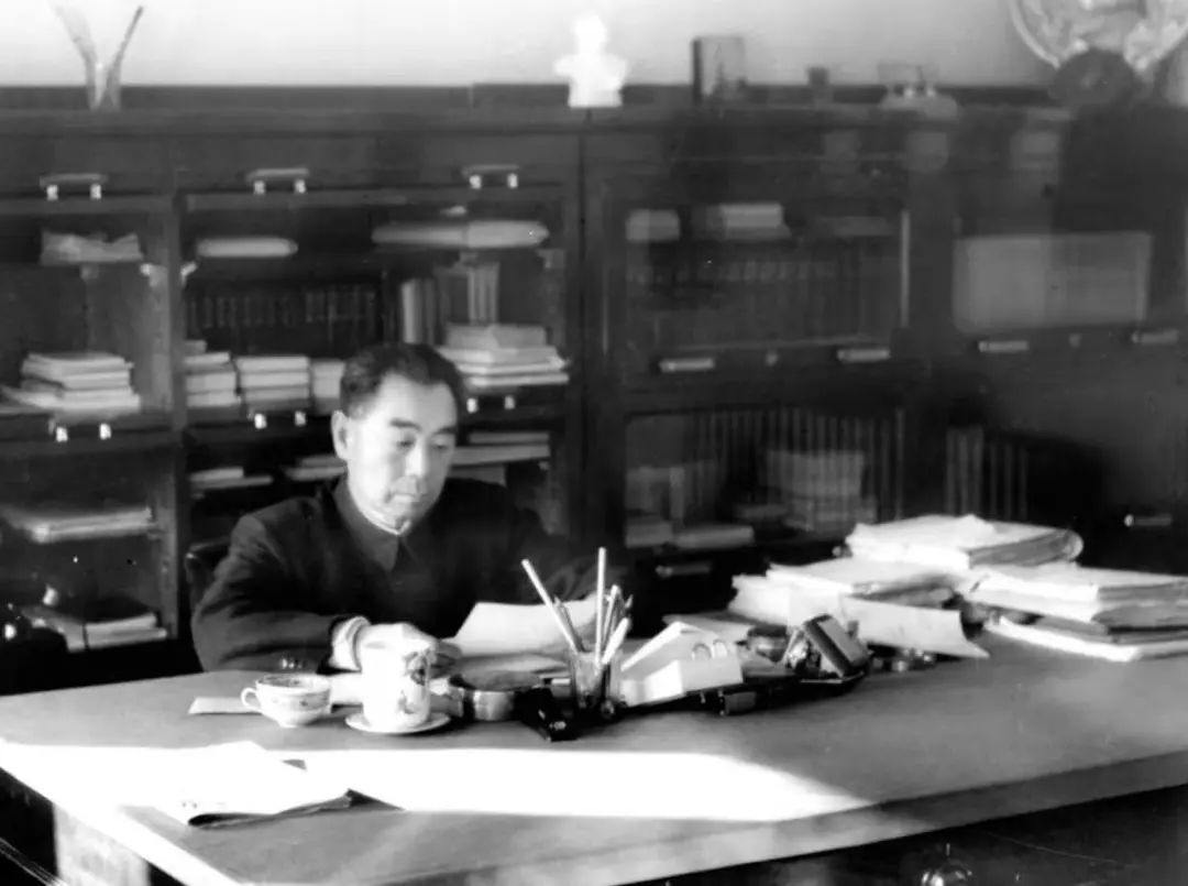 周恩来总理在办公室工作 （新华社）.jpg