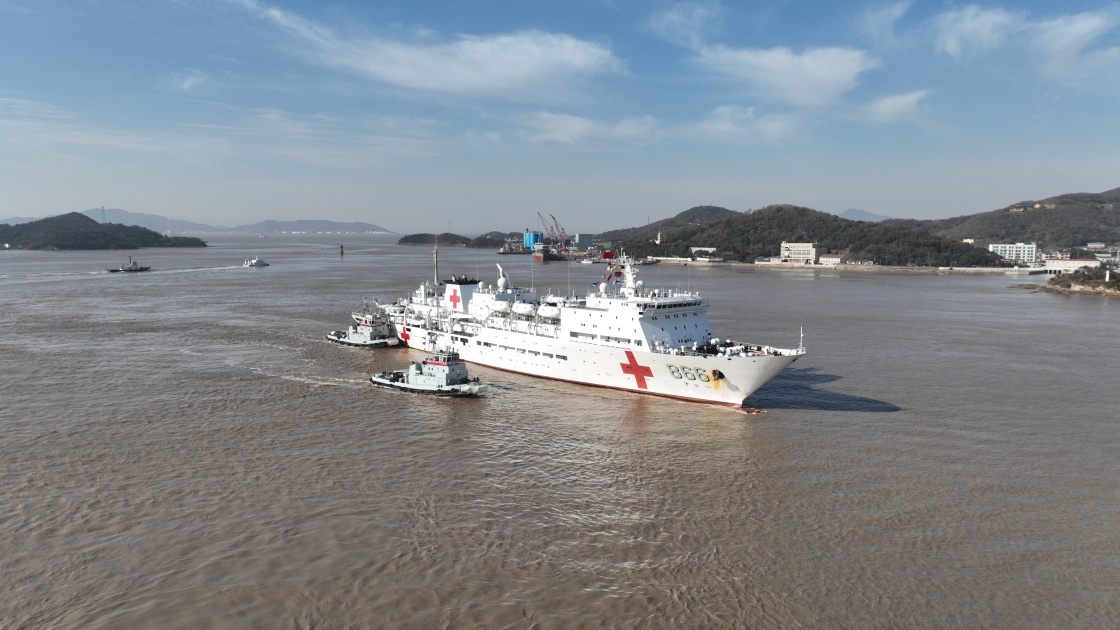 中国海军“和平方舟”号医院船圆满完成“和谐使命-2024”任务归国.jpg