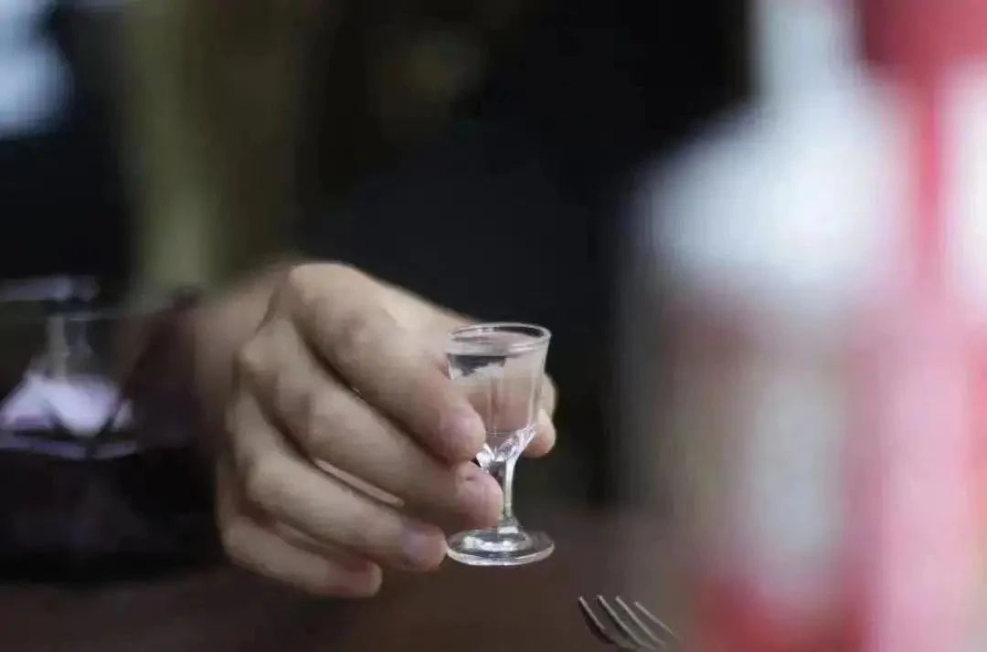 酒杯太浅，敬不到来日方长
