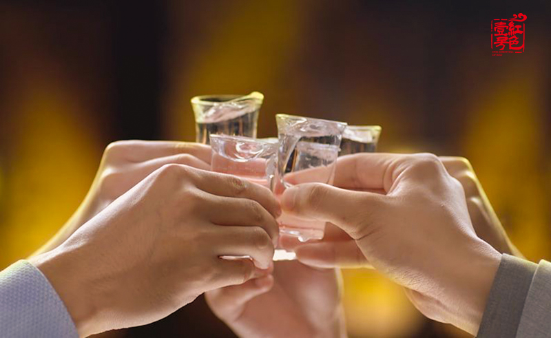 世事如梦酒一壶，半醉半醒愁绪无