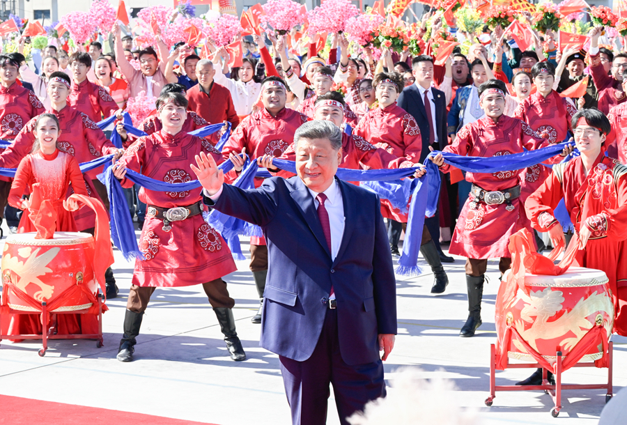 习近平在出席新疆维吾尔自治区成立70周年庆祝活动后返回北京1.jpg