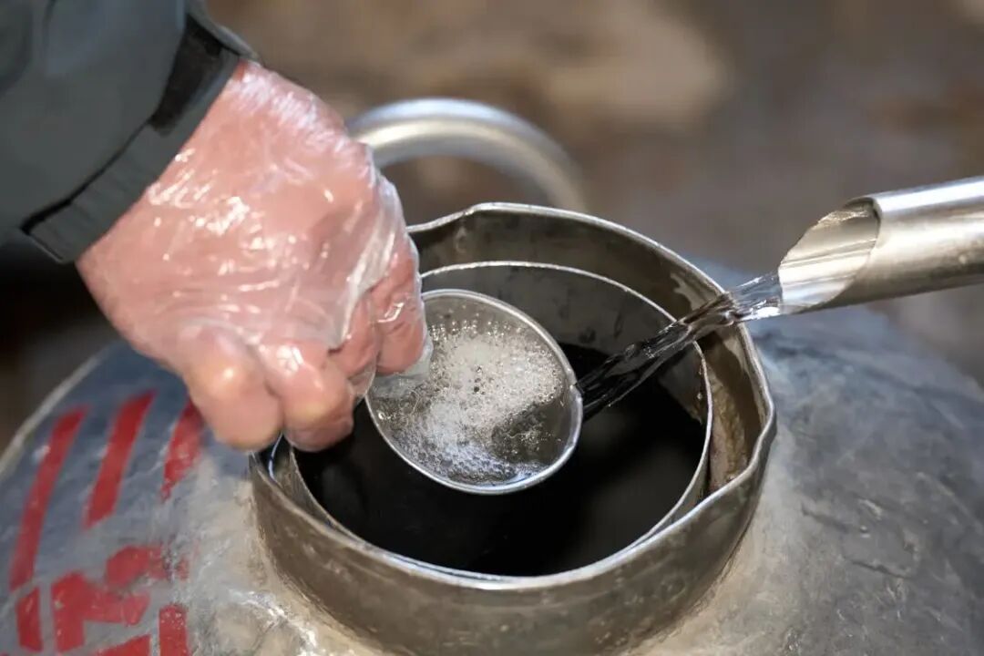 别再一听“勾兑”就摇头！传统酱酒不为人知的味觉平衡术