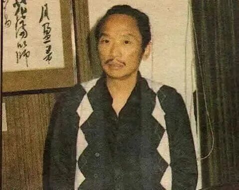 他一生纵情于酒色，47岁早逝，却留下了70余部价值亿万的经典巨作