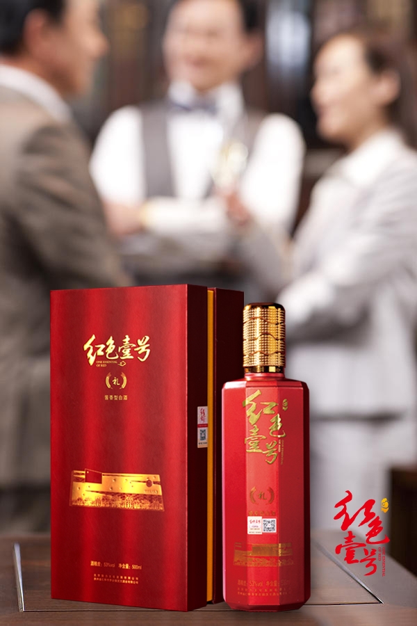 酒局上被人夸，怎么回才不尴尬？