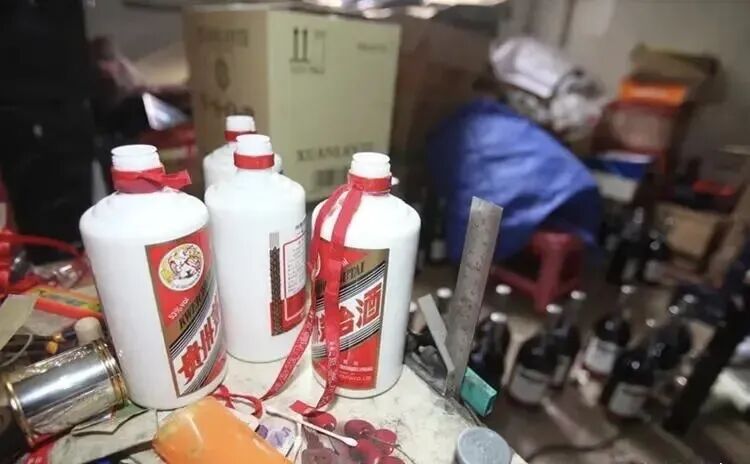 图片 酒造假,1瓶飞天倒酒缸,秒变50斤“茅台酒”,你敢喝吗(图7)