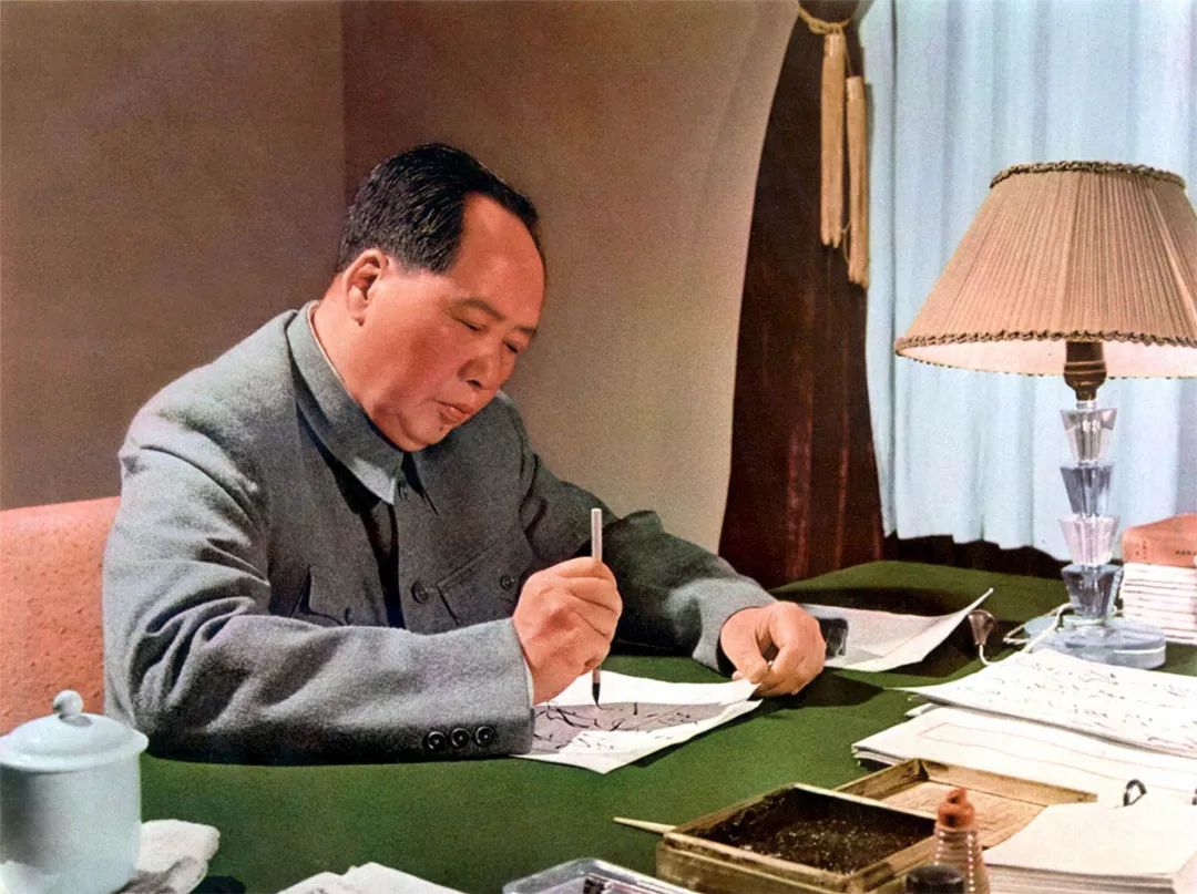 毛主席写作.jpg 毛主席写作.jpg